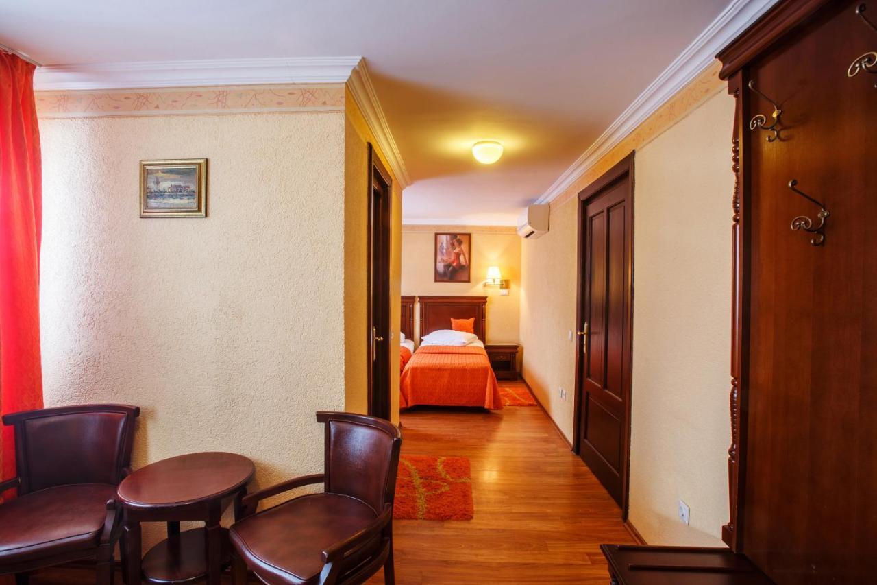 Domeniul Dracula Danes Hotel Buitenkant foto
