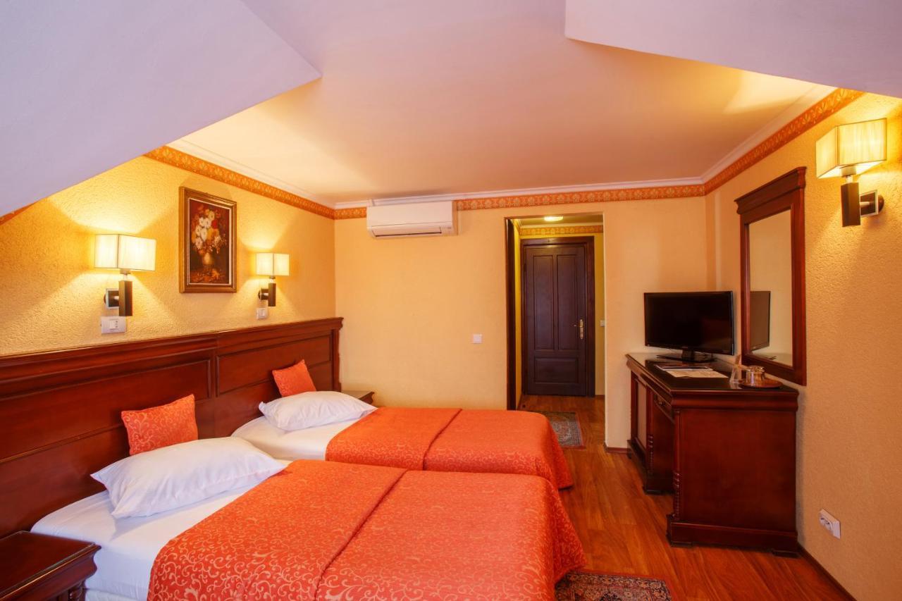 Domeniul Dracula Danes Hotel Buitenkant foto
