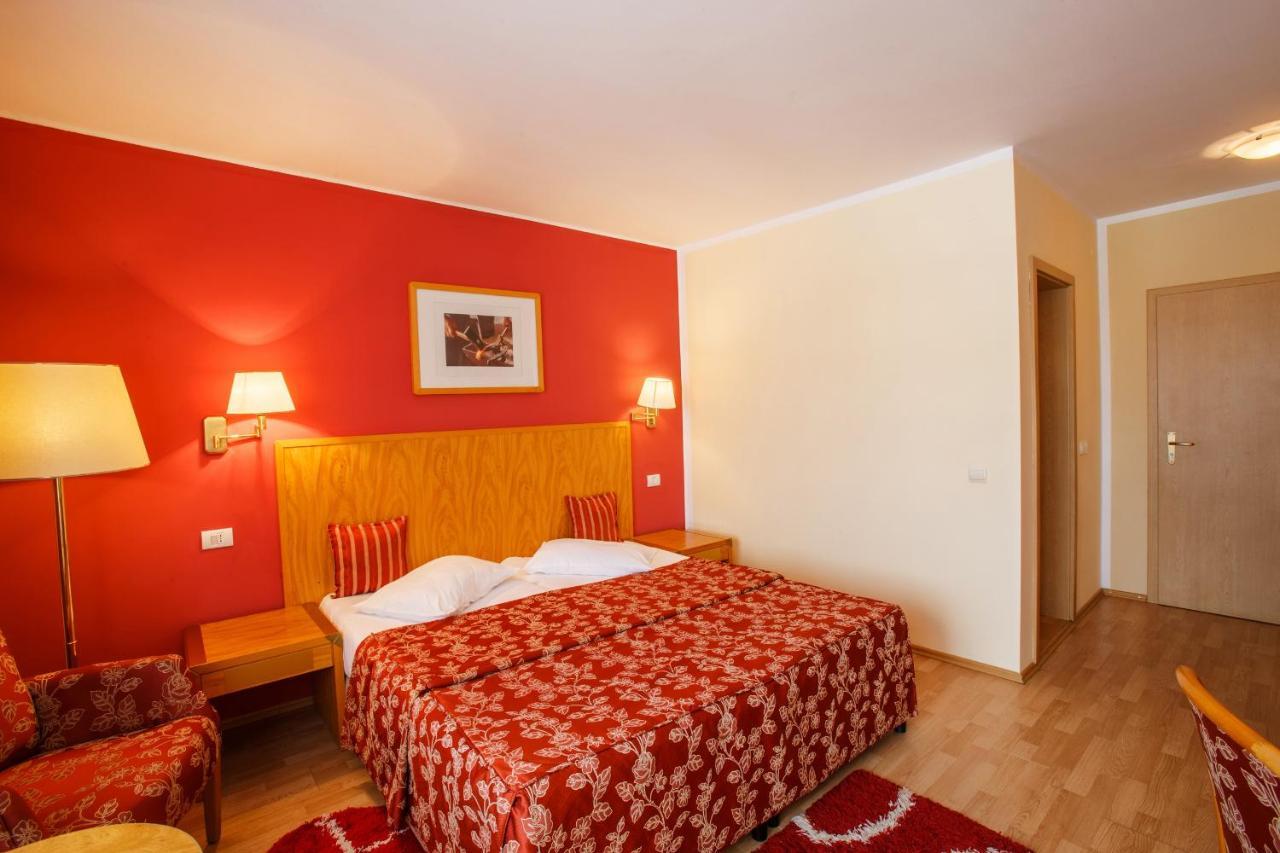 Domeniul Dracula Danes Hotel Buitenkant foto