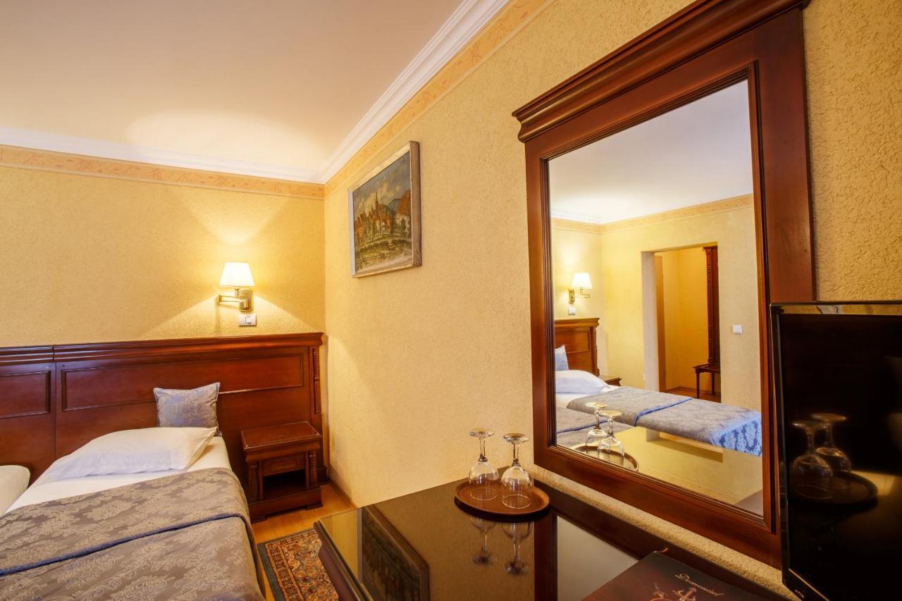 Domeniul Dracula Danes Hotel Buitenkant foto