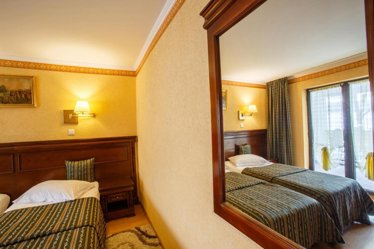 Domeniul Dracula Danes Hotel Buitenkant foto