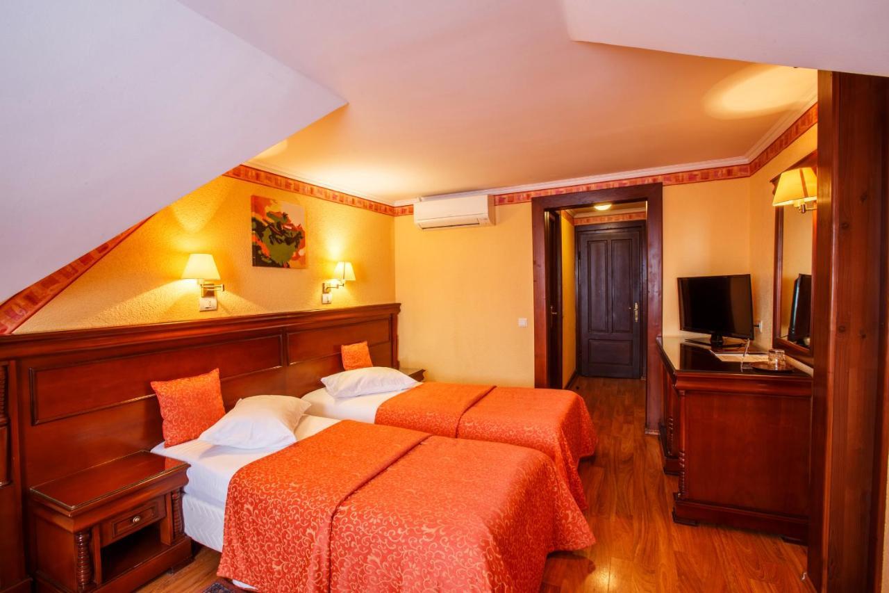 Domeniul Dracula Danes Hotel Buitenkant foto