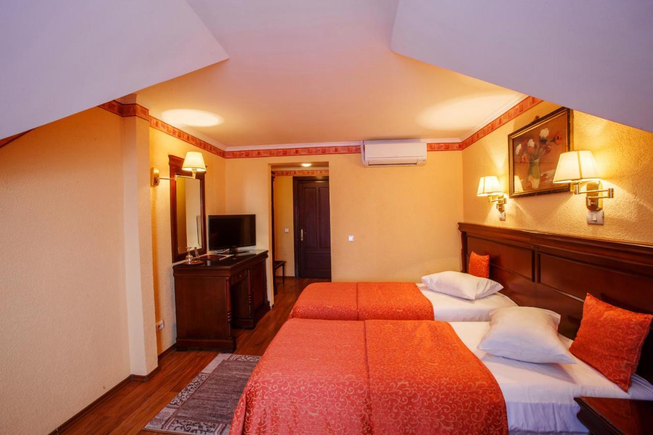 Domeniul Dracula Danes Hotel Buitenkant foto